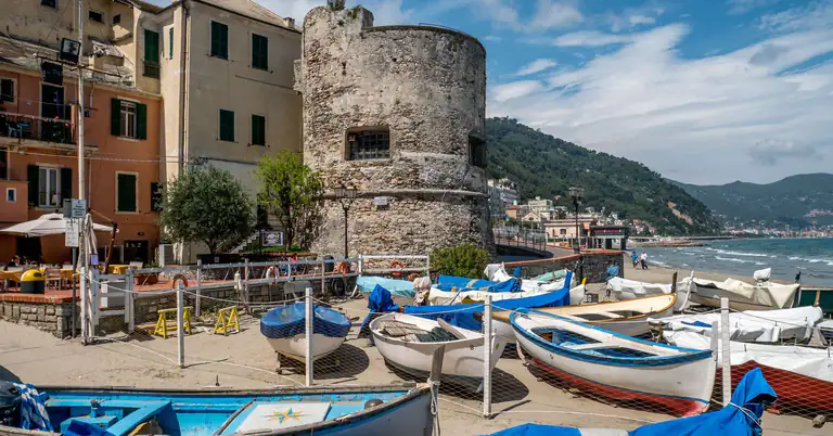 Bastione di Levante e spiaggia con barche a Laigueglia