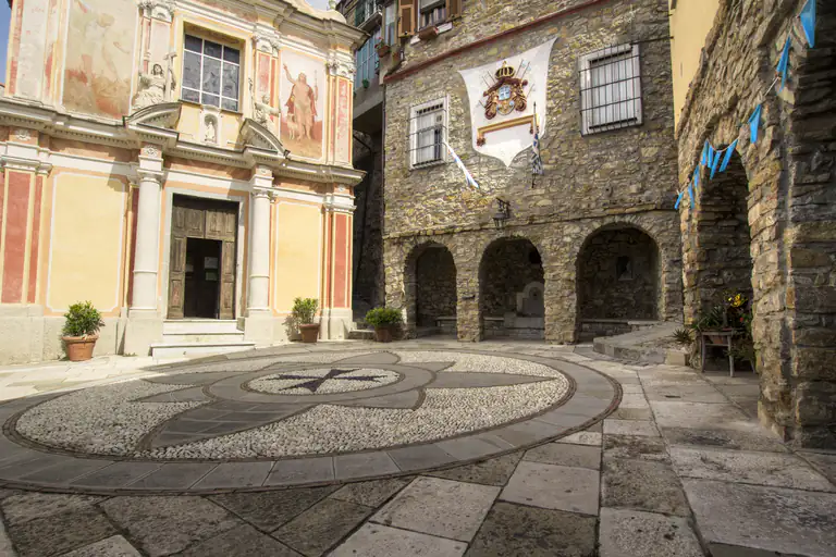 Piazza con pavimento a mosaico nel borgo di Seborga