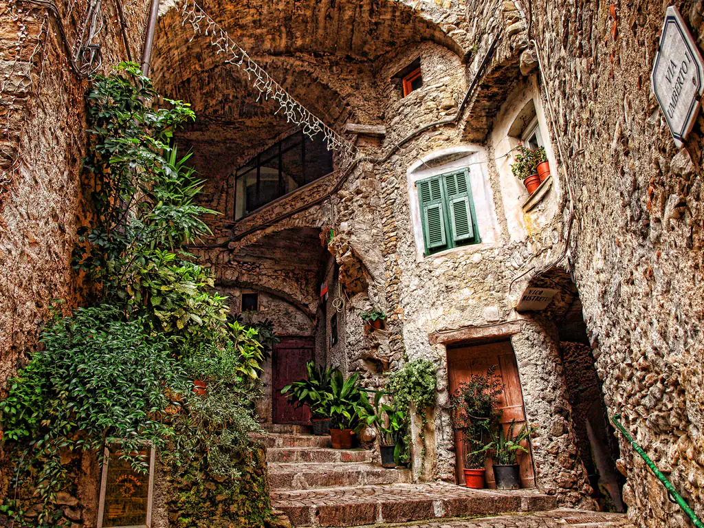 Centro storico in pietra di Rocchetta Nervina