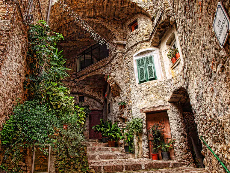 Centro storico in pietra di Rocchetta Nervina