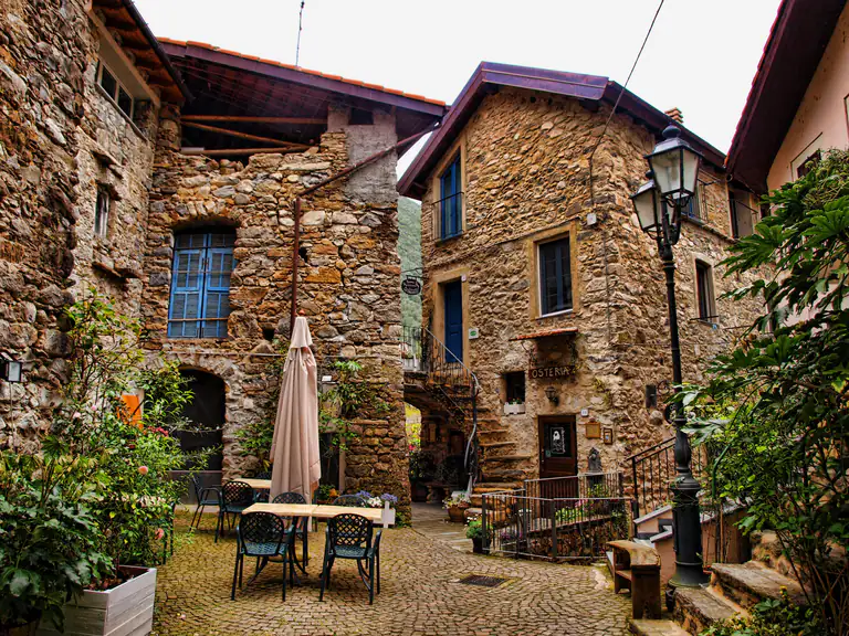 Piazzetta con case in pietra a Rocchetta Nervina