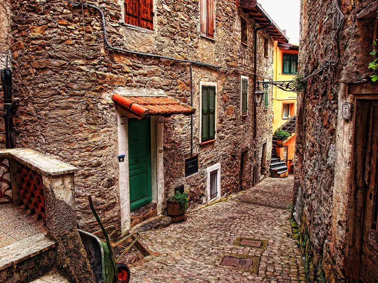 Vicolo in pietra del centro storico di Rocchetta Nervina