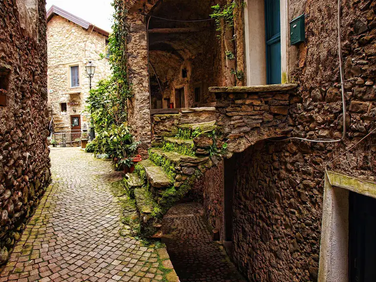 Vicoli e passaggi in pietra di Rocchetta Nervina