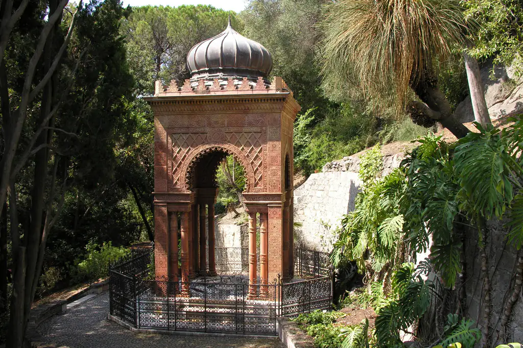 Pavillon mauresque parmi les palmiers du jardin Hanbury