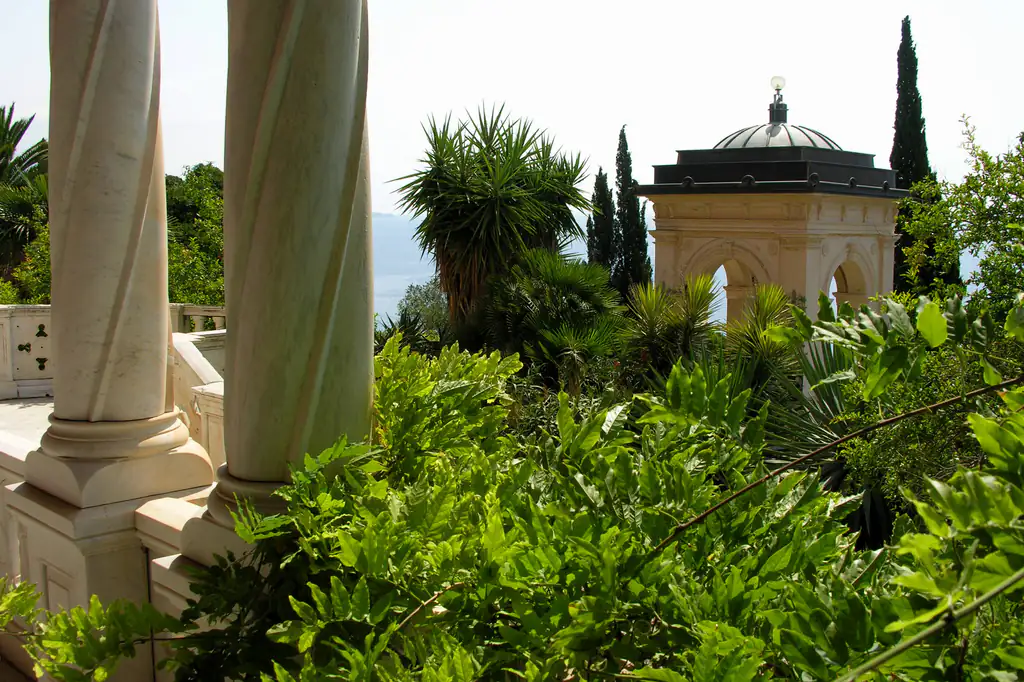 Colonnes d'une pergola et pavillon du jardin Hanbury