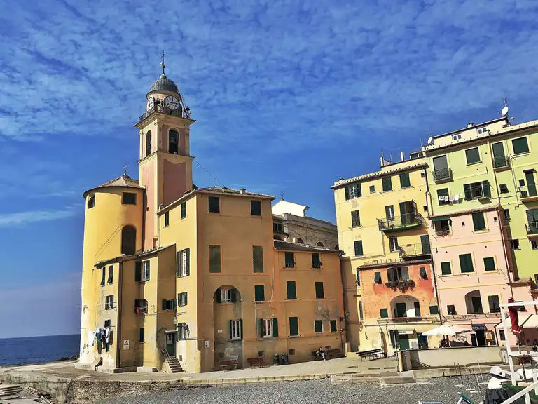 Basilica di Santa Maria Assunta e case colorate a Camogli