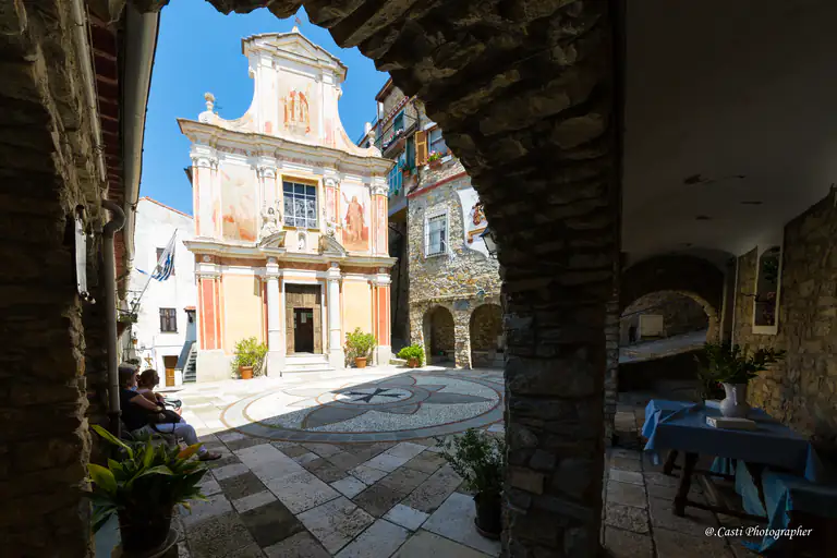 Chiesa di San Martino a Seborga vista da un passaggio ad arco