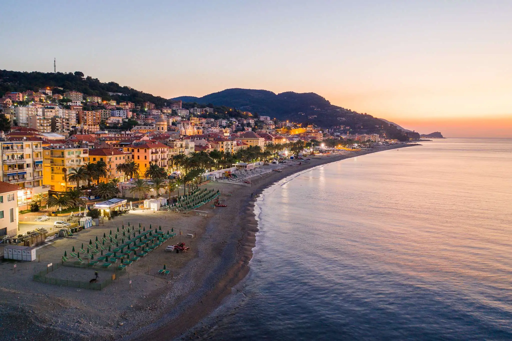 Spiaggia e costa di Finale Ligure al tramonto