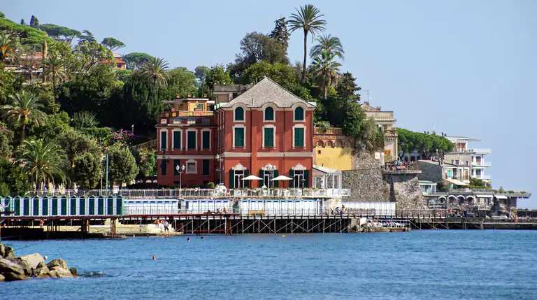 Lungomare e villa affacciata sul golfo di Rapallo