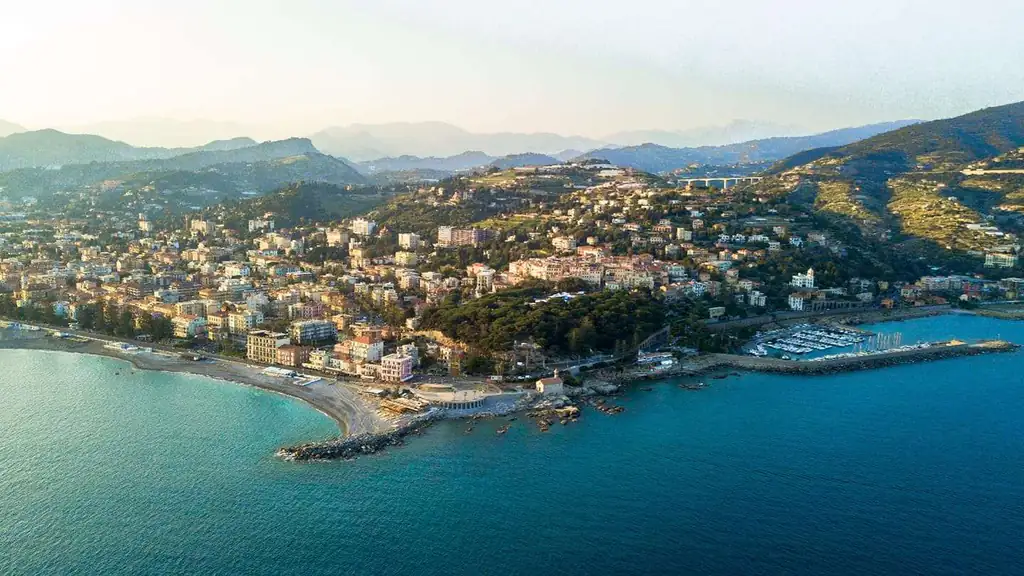 Vista aerea di Bordighera e del suo promontorio