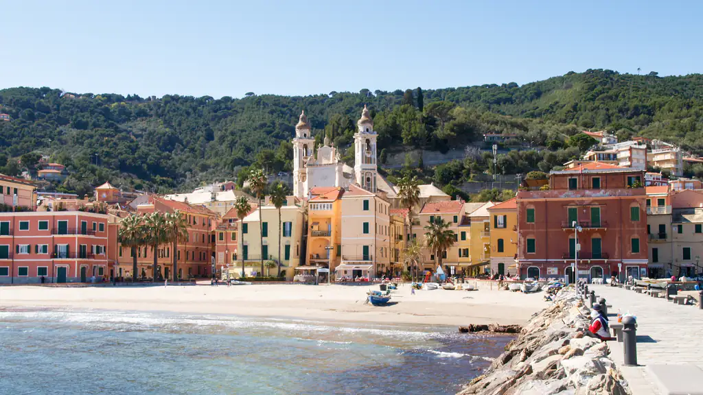Spiaggia di Laigueglia con le case colorate e la chiesa