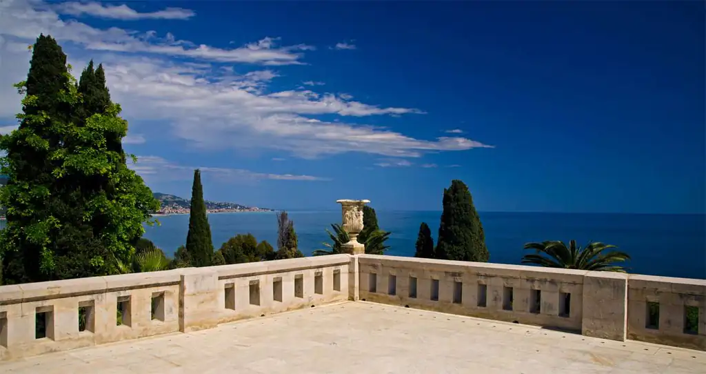 Terrasse panoramique du jardin Hanbury avec vue sur la mer