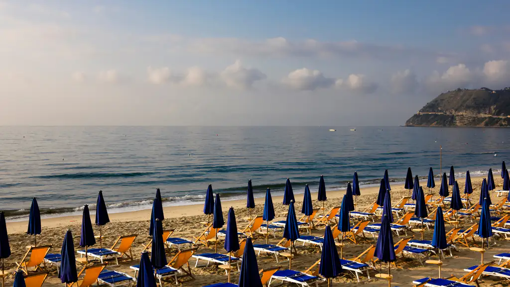 Ombrelloni chiusi sulla spiaggia di Alassio