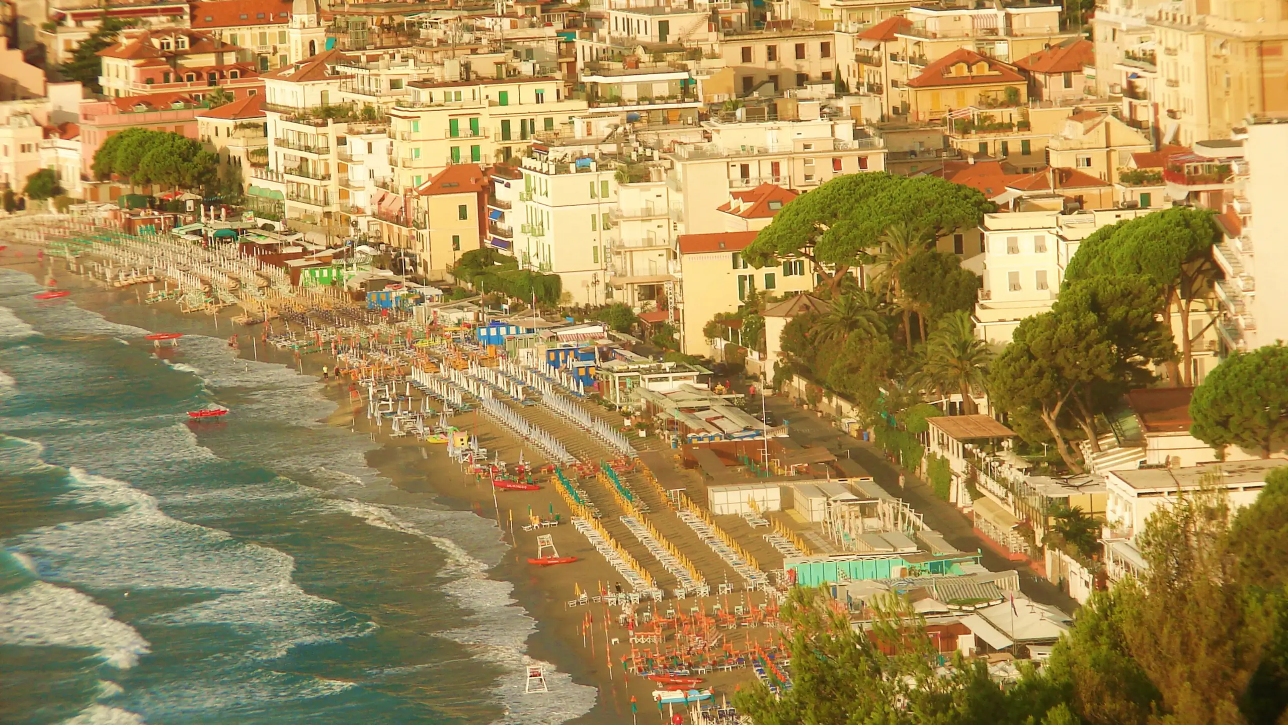 Spiaggia e centro di Alassio visti dall'alto