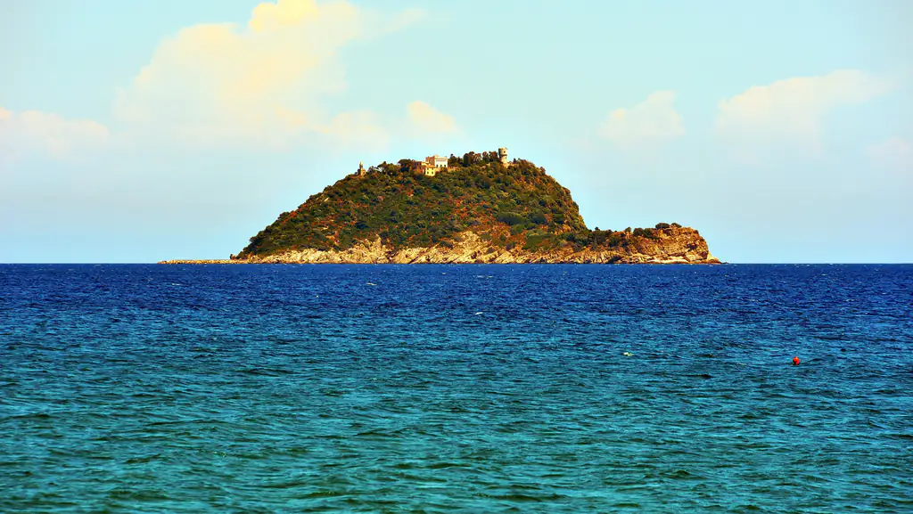 L'isola Gallinara vista dal mare