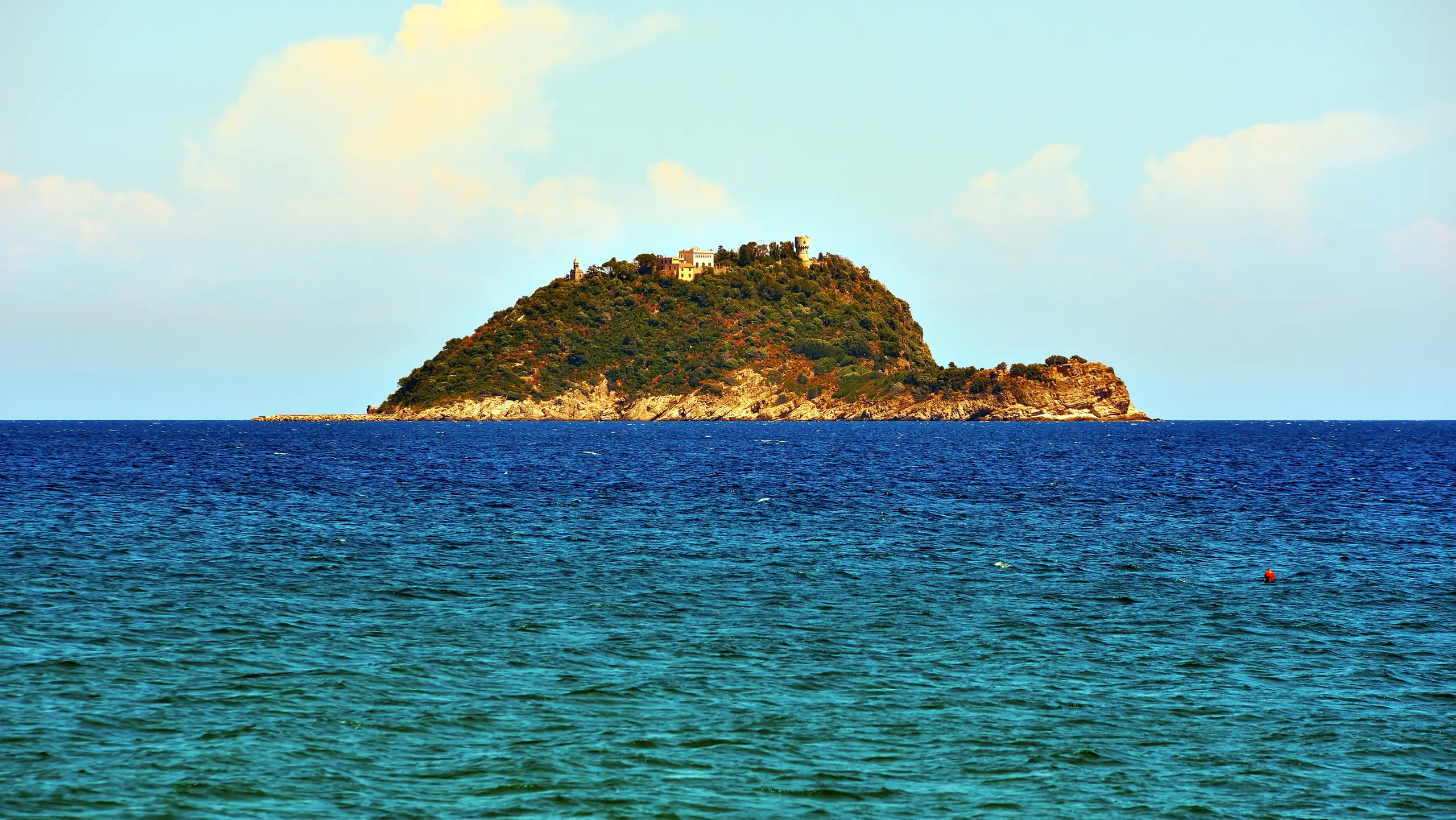 L'isola Gallinara vista dal mare
