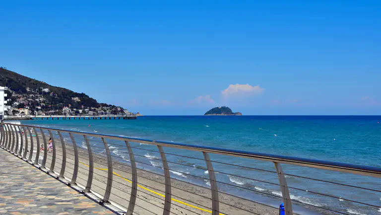 Passeggiata a mare di Alassio con l'isola Gallinara