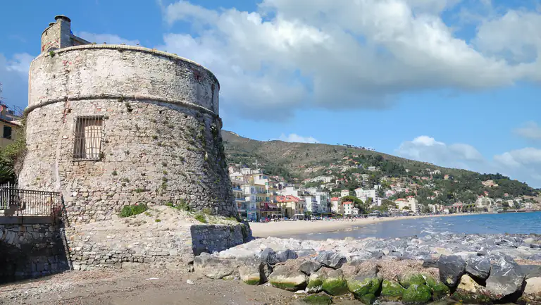 Torre saracena sulla spiaggia di Alassio