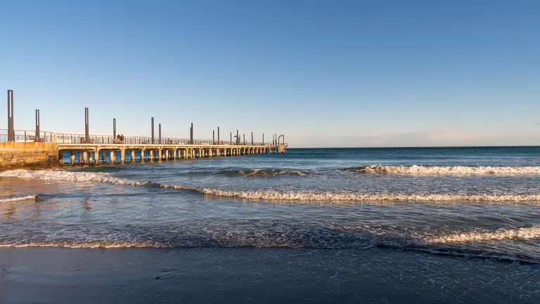 Il molo di Alassio sul mare al tramonto