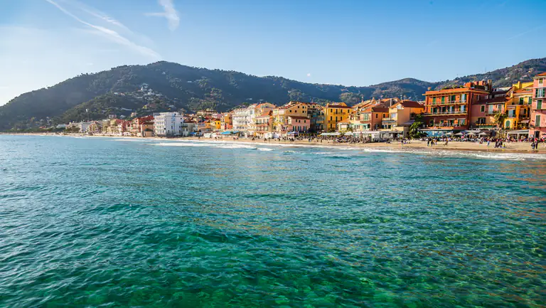 Mare turchese e costa di Alassio
