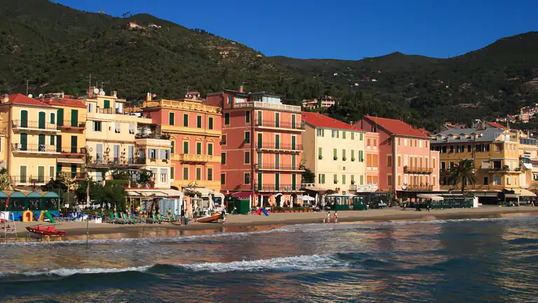 Case colorate sul lungomare di Alassio