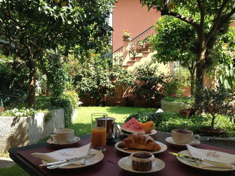 Colazione in giardino all'Albergo Minerva di Santa Margherita Ligure