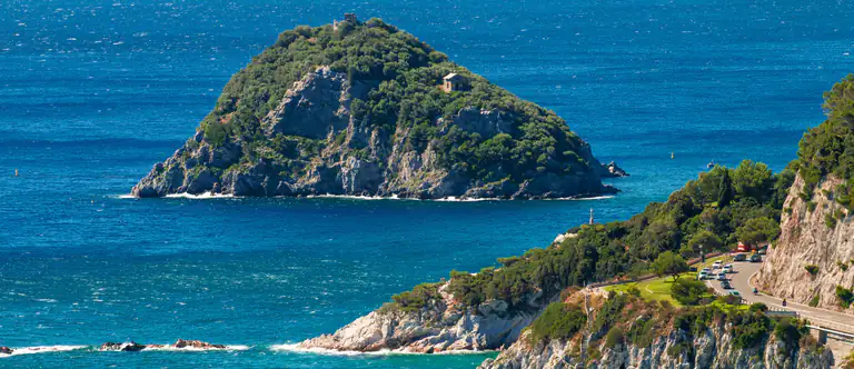 L'isola di Bergeggi vista dalla costa