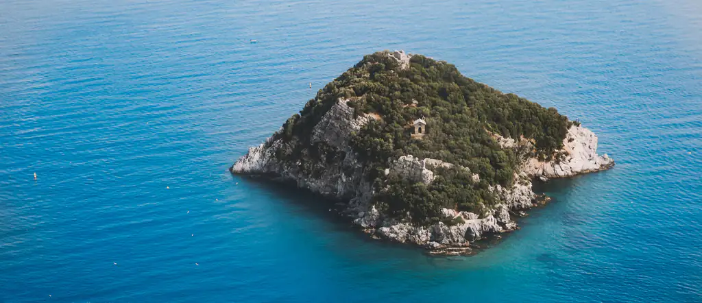 Die Insel Bergeggi im blauen Meer
