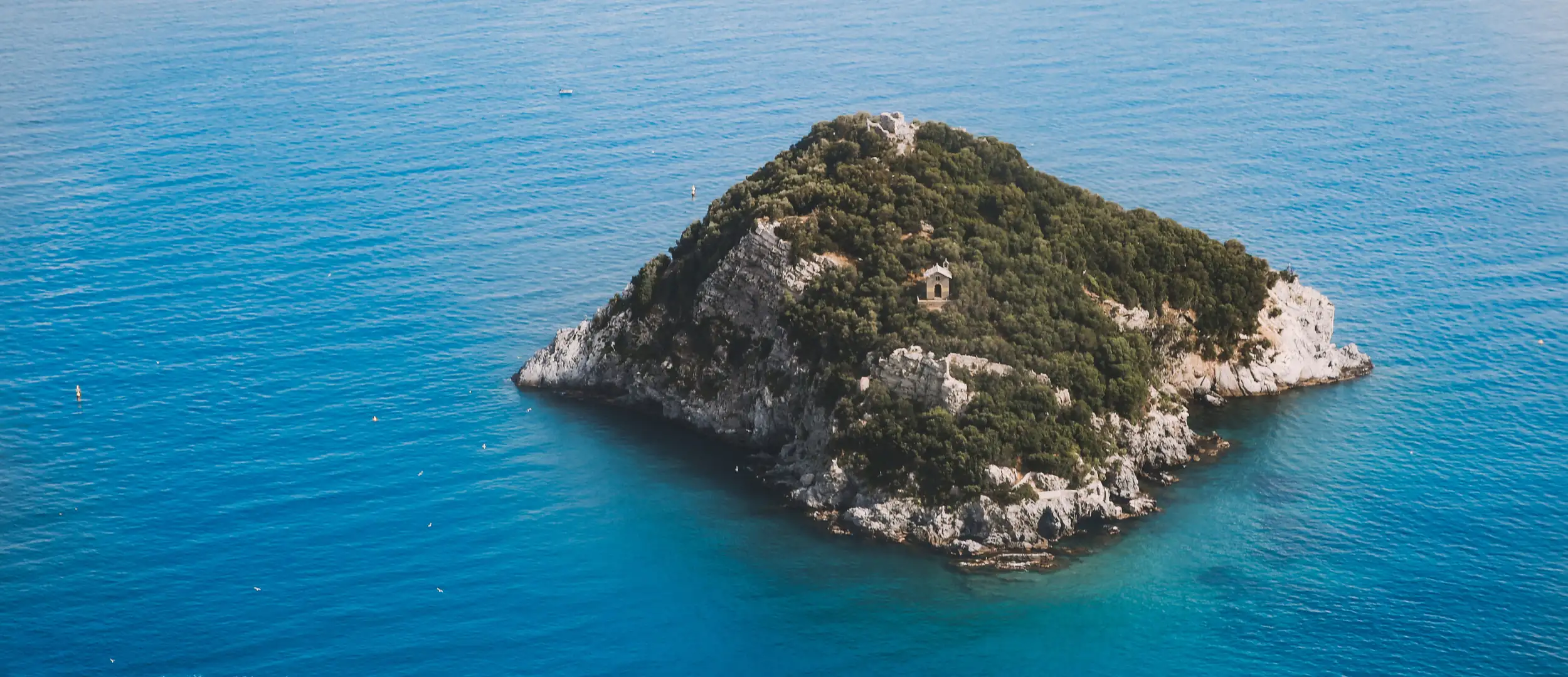 L'isola di Bergeggi nel mare blu