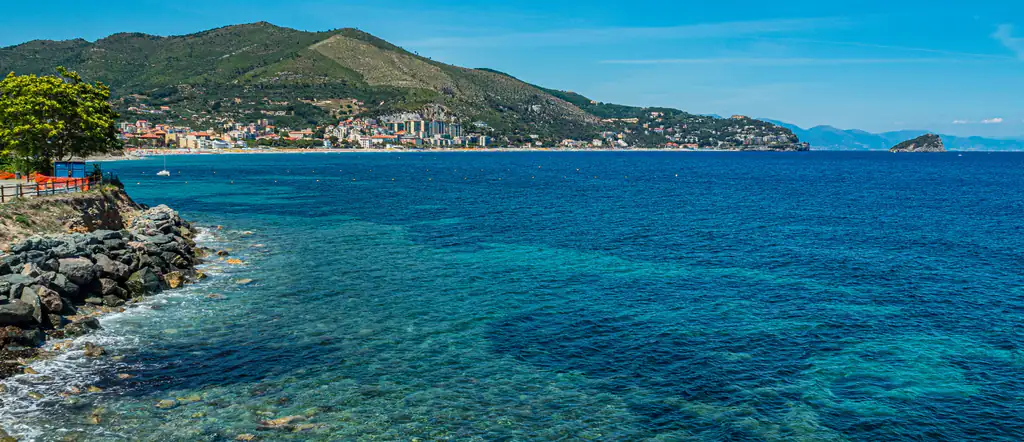 Klares Meer und Felsen in Bergeggi