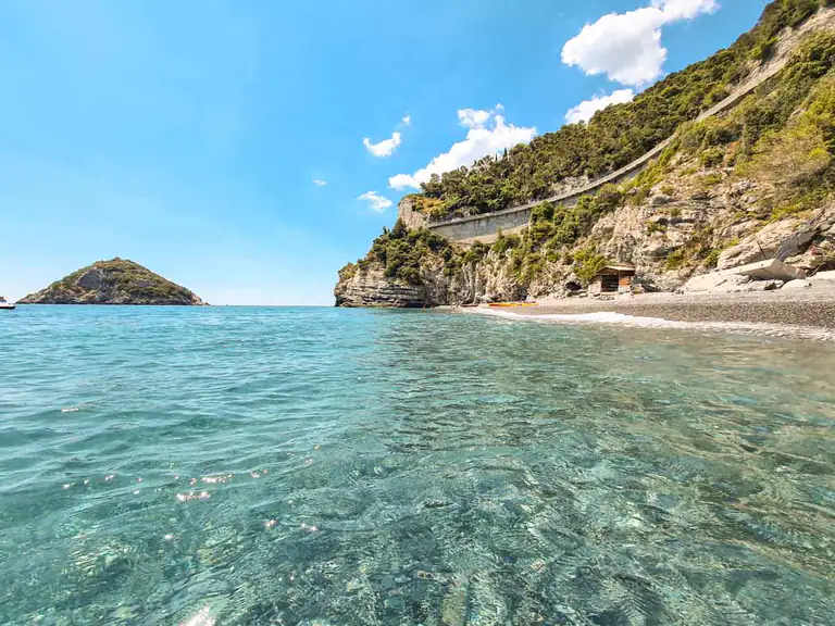 Spiaggia delle Sirene a Bergeggi con l'isola sullo sfondo