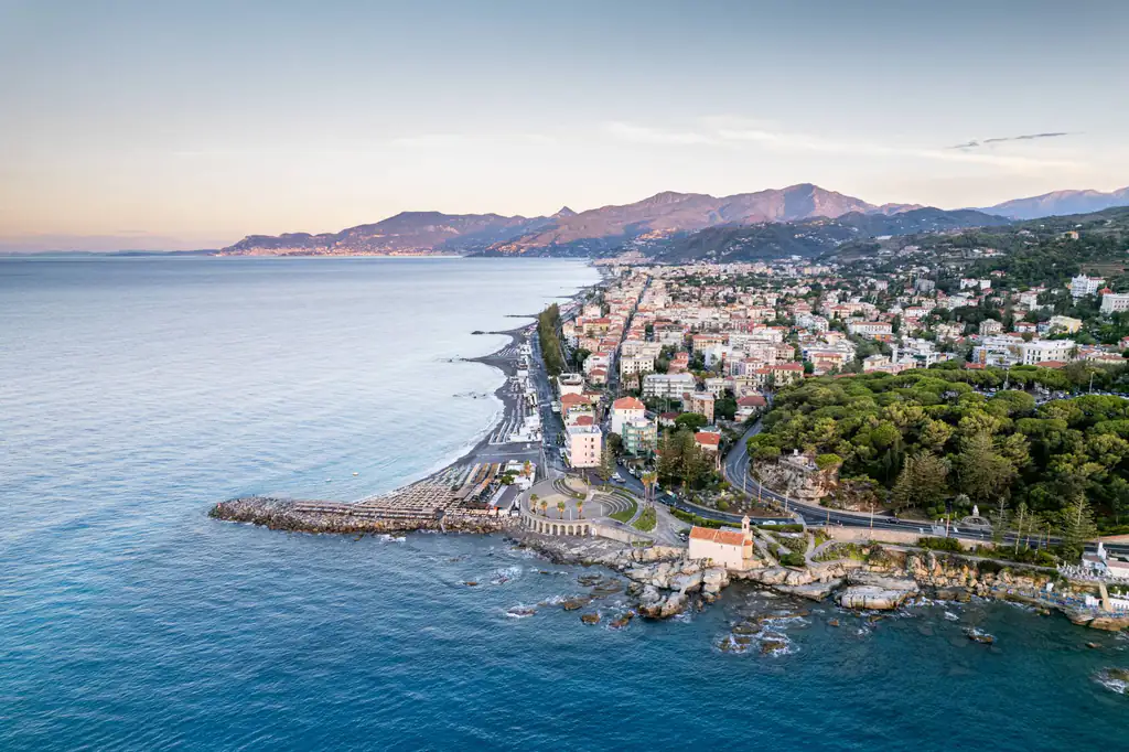 Cap de Bordighera et vieille ville vus depuis la mer