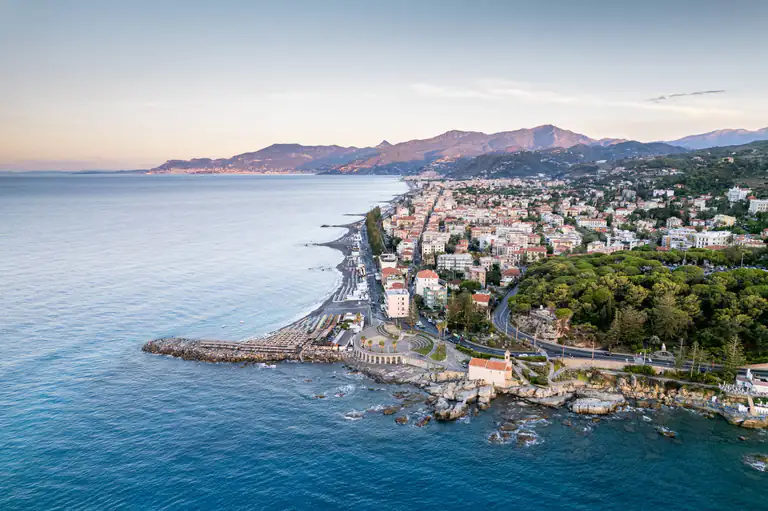 Capo di Bordighera e città alta viste dal mare