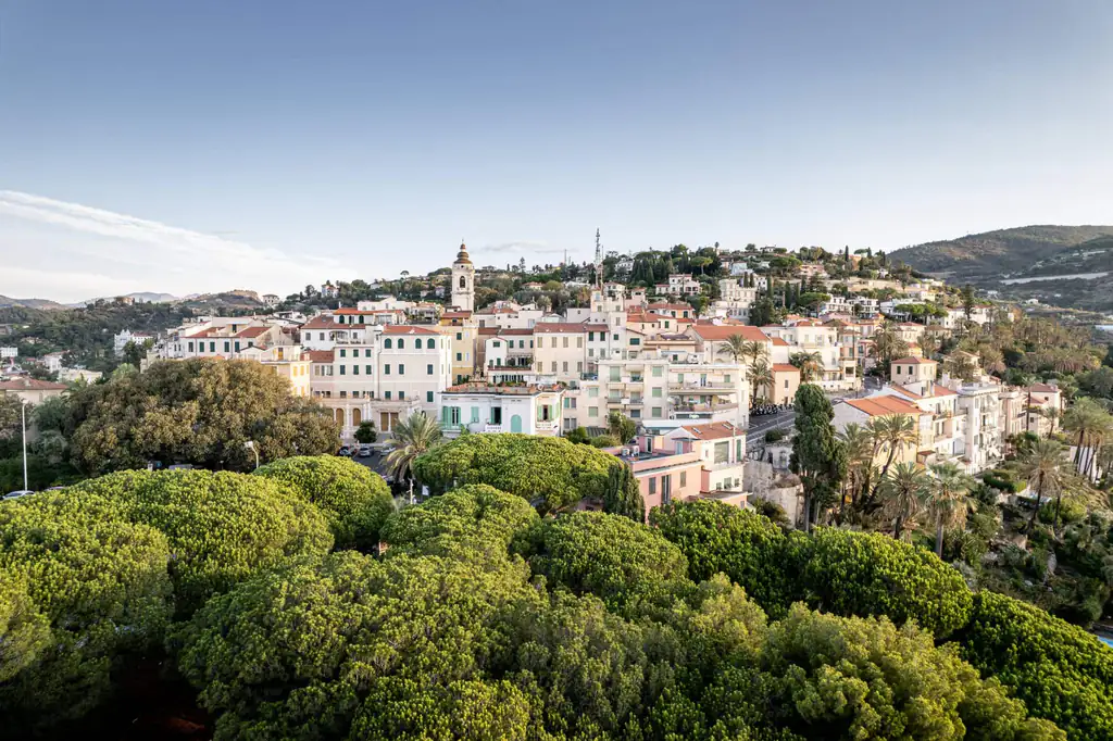 Città alta di Bordighera tra i pini