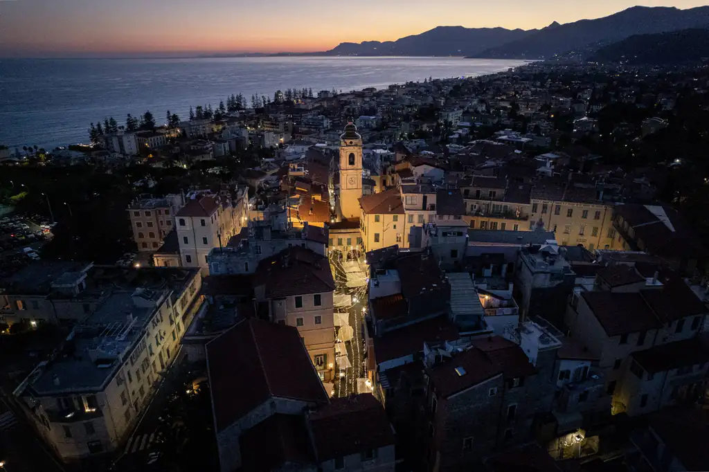 Bordighera Alta illuminata al crepuscolo vista dall'alto