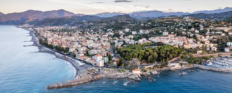 Panorama di Bordighera vista dal mare con le palme e le ville sul lungomare