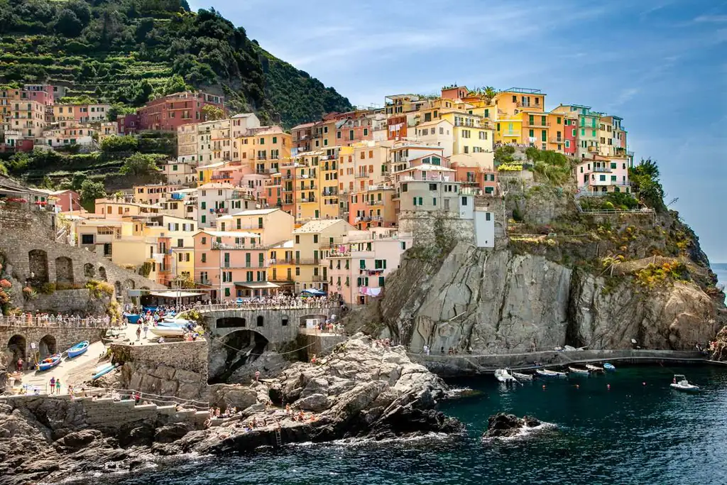 Panorama del borgo storico di Manarola sulla scogliera