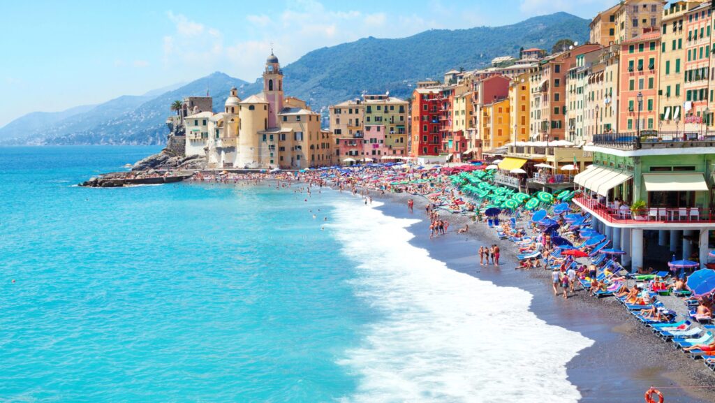 Spiaggia e case colorate di Camogli