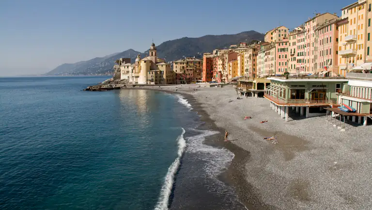 Spiaggia di Camogli con le case sul mare