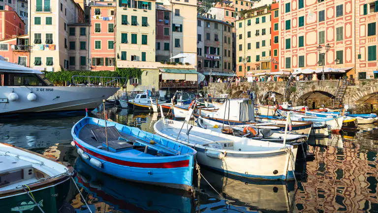 Gozzi colorati nel porticciolo di Camogli