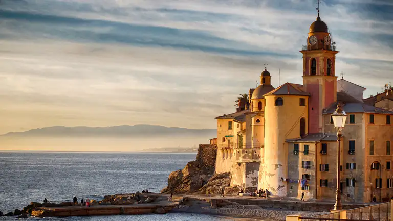 Basilica di Santa Maria Assunta a Camogli al tramonto