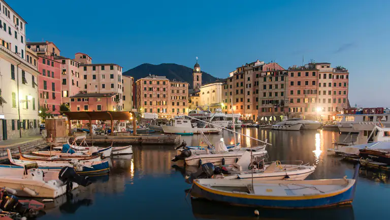 Porto di Camogli illuminato al crepuscolo