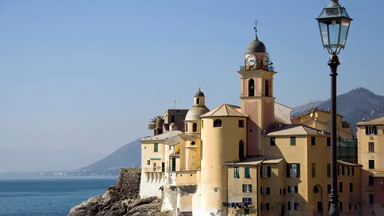Basilica e Castel Dragone di Camogli sul mare