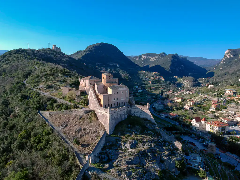 Castel San Giovanni au-dessus de Finalborgo
