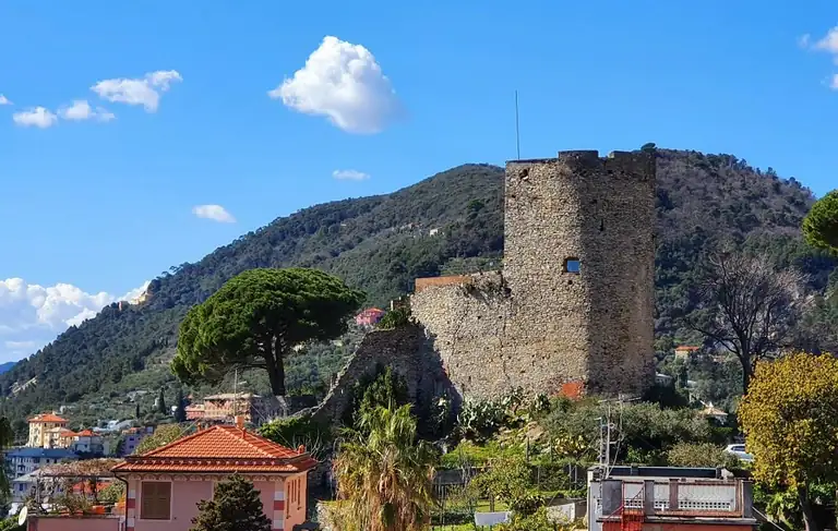 Castello di Chiavari sulla collina