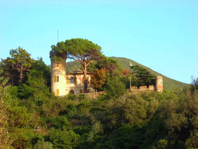 Castello di Villafranca a Moneglia tra la vegetazione