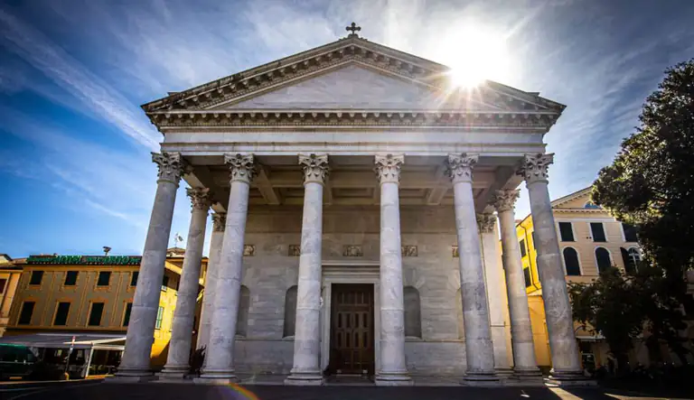 Facciata neoclassica della Cattedrale di Nostra Signora dell'Orto a Chiavari