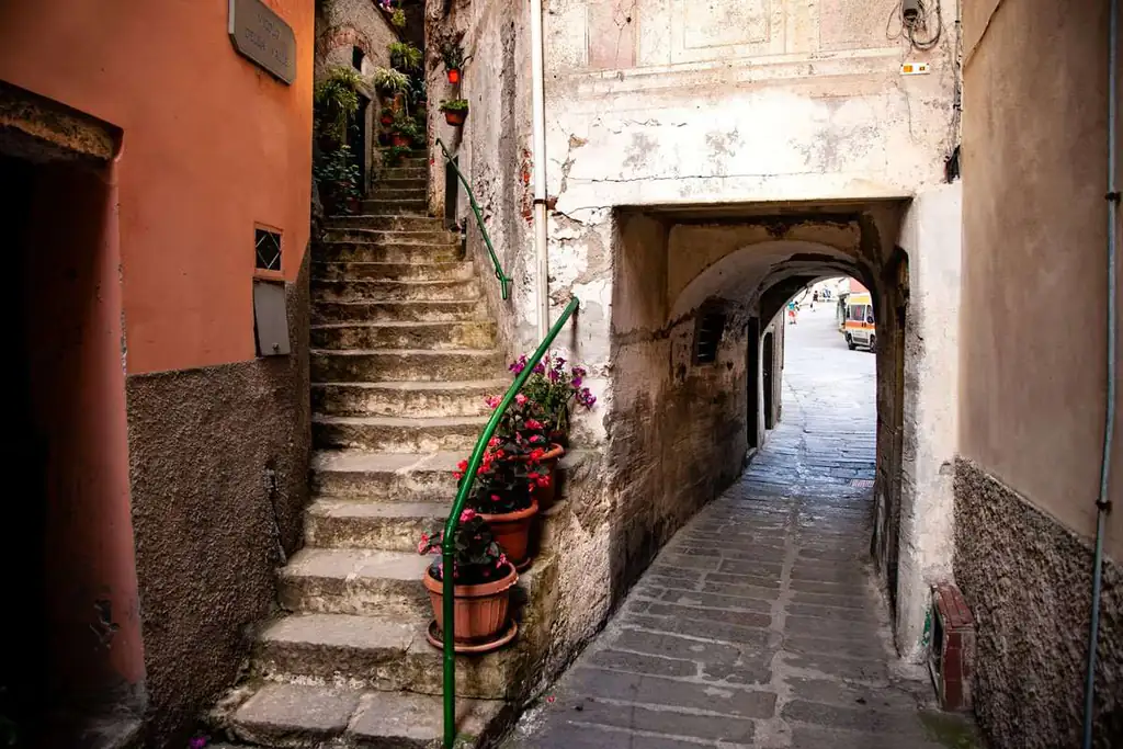 Scalinata e arco nel centro storico di Riomaggiore