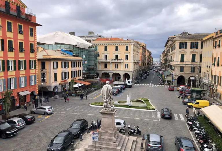 Piazza e viale alberato nel centro di Chiavari