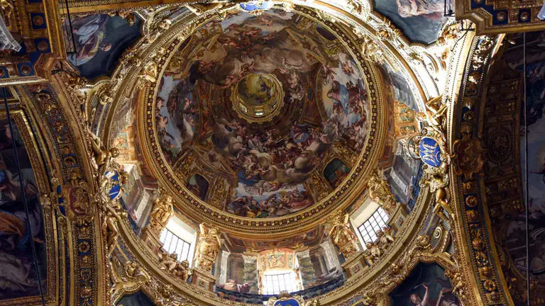 Cupola affrescata e dorata della Basilica dell'Annunziata a Genova